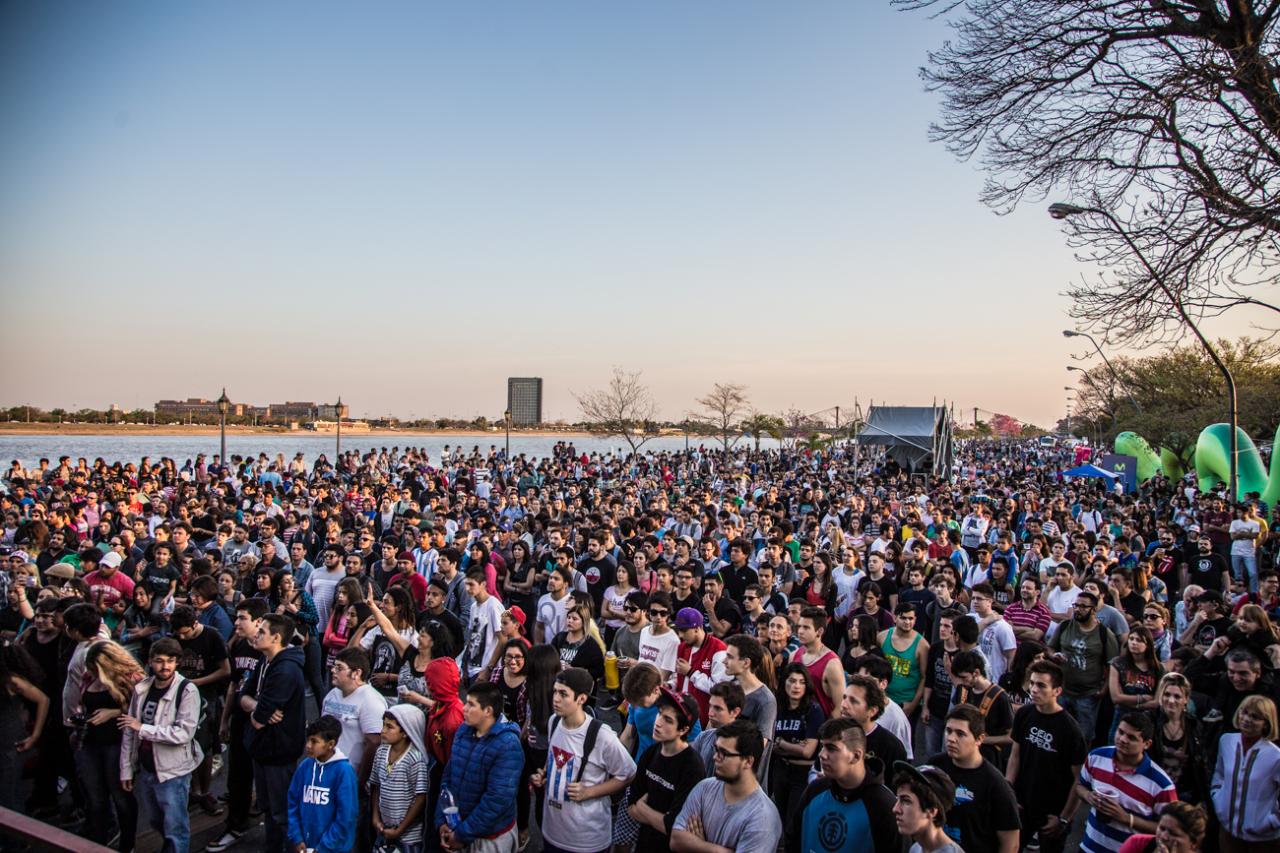 Multitudinaria presencia de jóvenes.