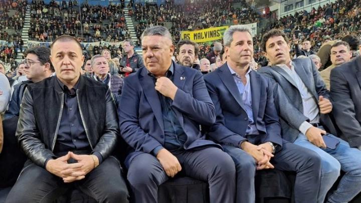 Pablo Toviggino (a la izquierda) junto a Claudio Tapia, los hombres fuertes de la AFA.