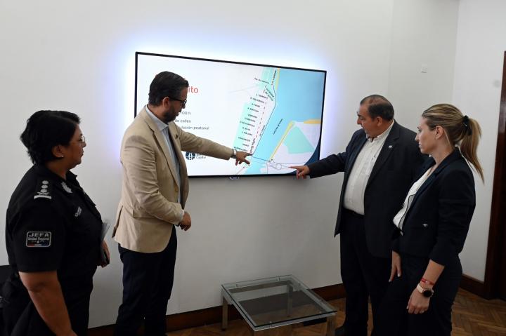 Poletti (a la derecha de la imagen) dio detalles de los operativos que se diagramaron para 