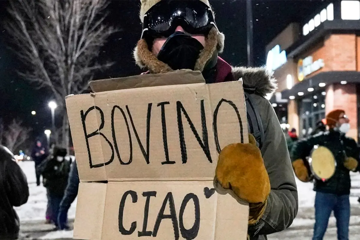 Un manifesante muestran un cartel que dice 