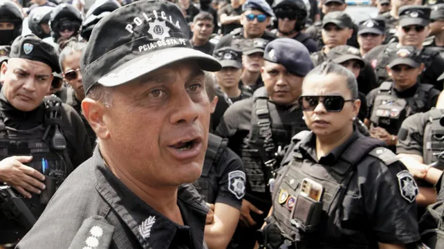 El jefe de Policía provincial encaró a los manifestantes y recibió todo tipo de insultos.