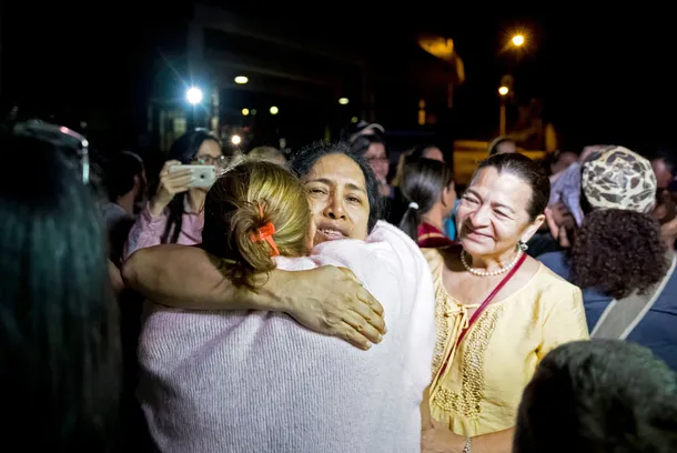 María Pérez, una de las detenidas en 2014, abraza a sus familiares luego de su liberación.