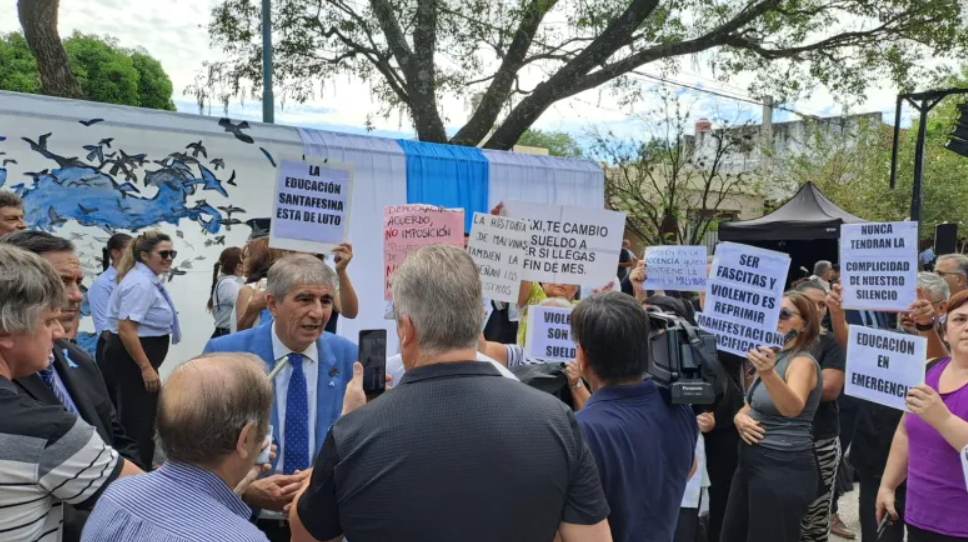 La protesta se dio justo cuando el ministro de Gobierno, Fabián Bastía, hablaba con la prensa.