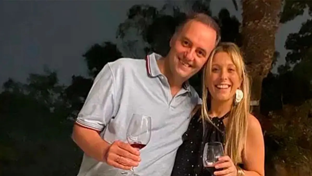 Adorni viajó a Aruba en primera clase junto a su esposa e hijos