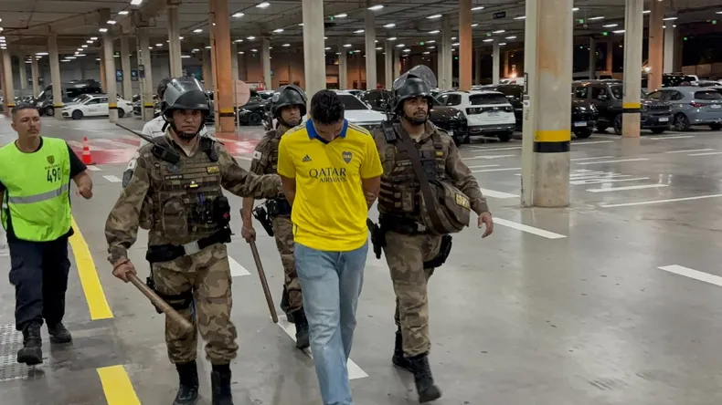 Detienen a un hincha de Boca en Brasil por hacer gestos racistas 