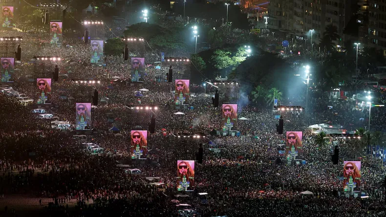 Shakira celebró más de tres décadas de carrera en Copacabana.