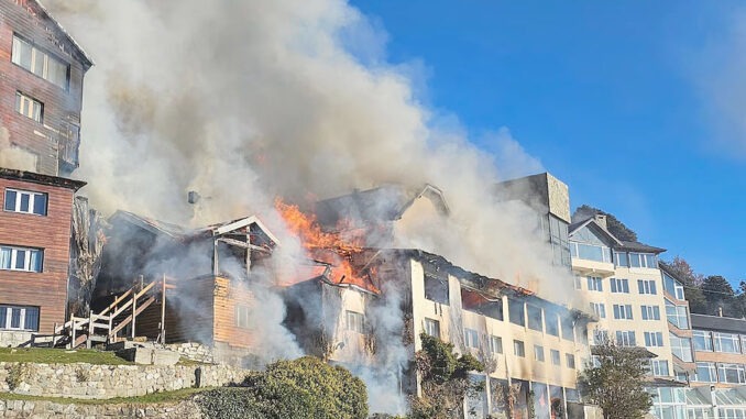 Feroz incendio en un histórico hotel turístico de Bariloche 