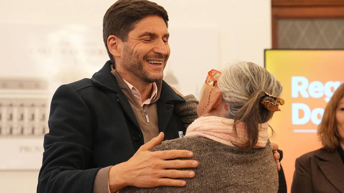 Pullaro entregó escrituras a vecinos de Santo Tomé y Santa Fe