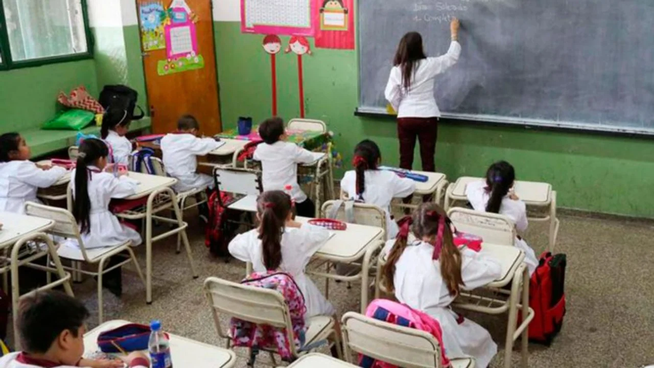 Chubut prohibió el uso de celulares en las escuelas 