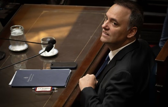 El gobierno quiere evitar la moción de censura contra Adorni