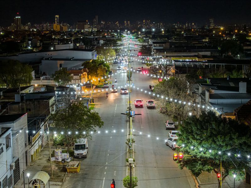 Una avenida clave luce con nueva iluminación LED