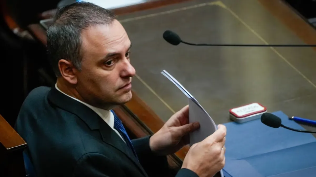 Manuel Adorni renunció al directorio de YPF