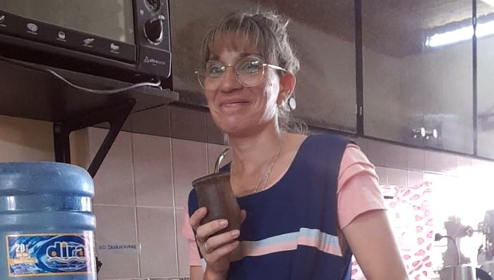 Viaja 200 km por día y hace dedo para trabajar