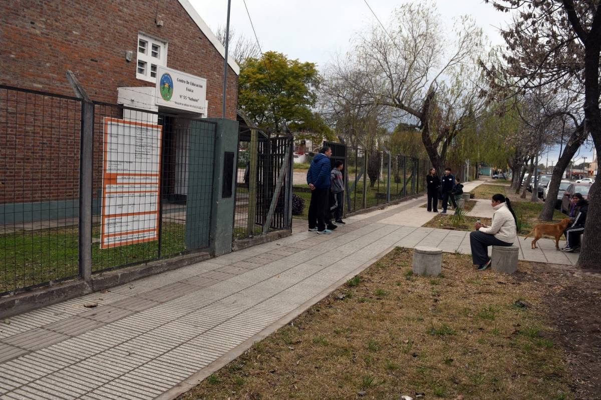Más escuelas con veredas nuevas en la ciudad de Santa Fe 
