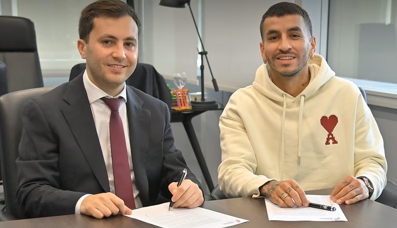 Junto al Presidente del millo, Ángel Correa firmó su contrato.