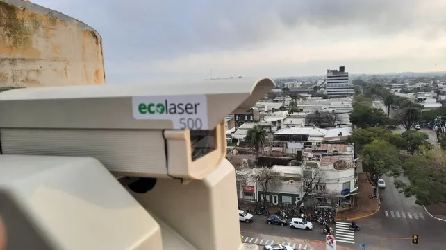 La cúpula de hierro. El dispositivo láser fue instalado en los edificios más altos de Rafaela para ahuyentar a las aves.