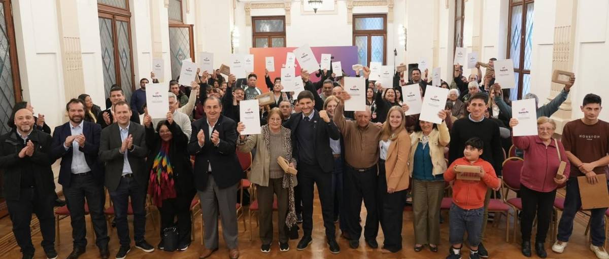 Familias de Santa Fe y Santo Tomé con las escrituras en sus manos