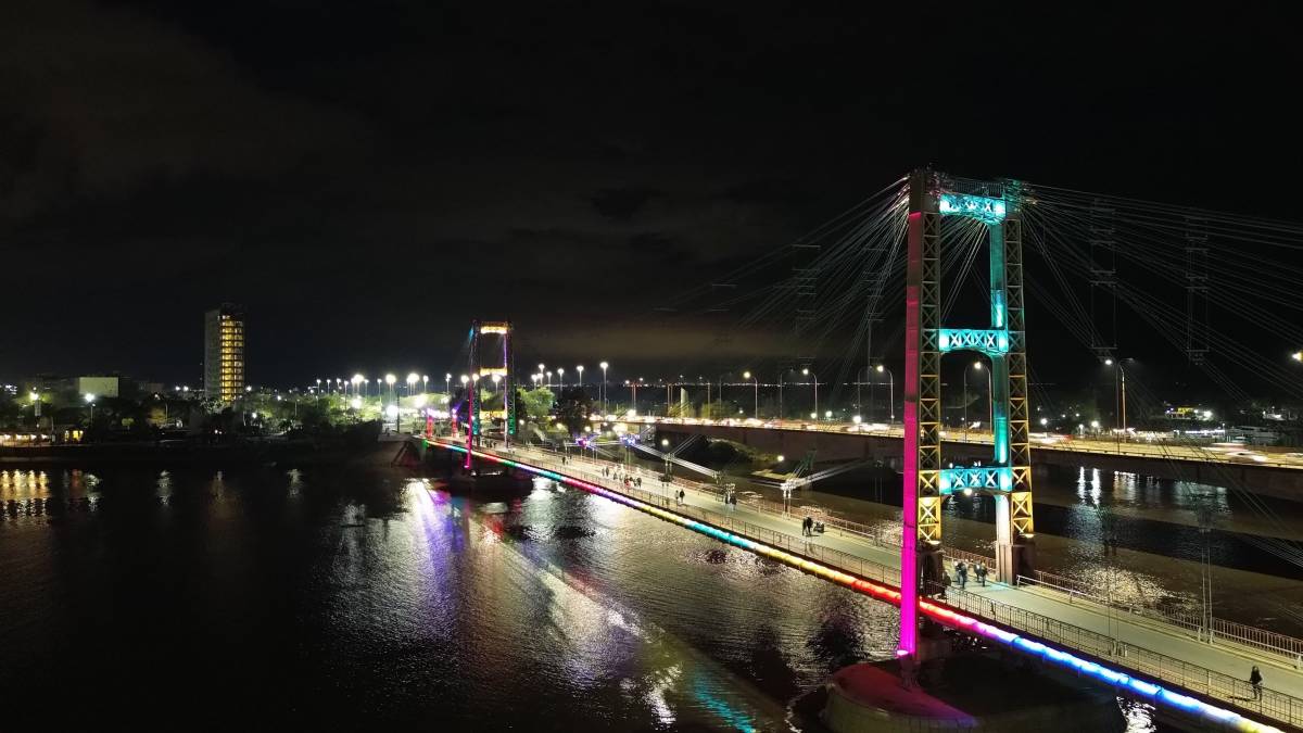 El puente Colgante volvió a lucir su iluminación al 100%
