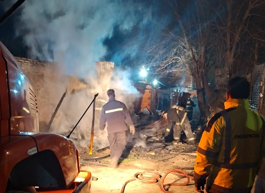 Madrugada de fuego en Santa Fe: un incendio destruyó 4 casas 