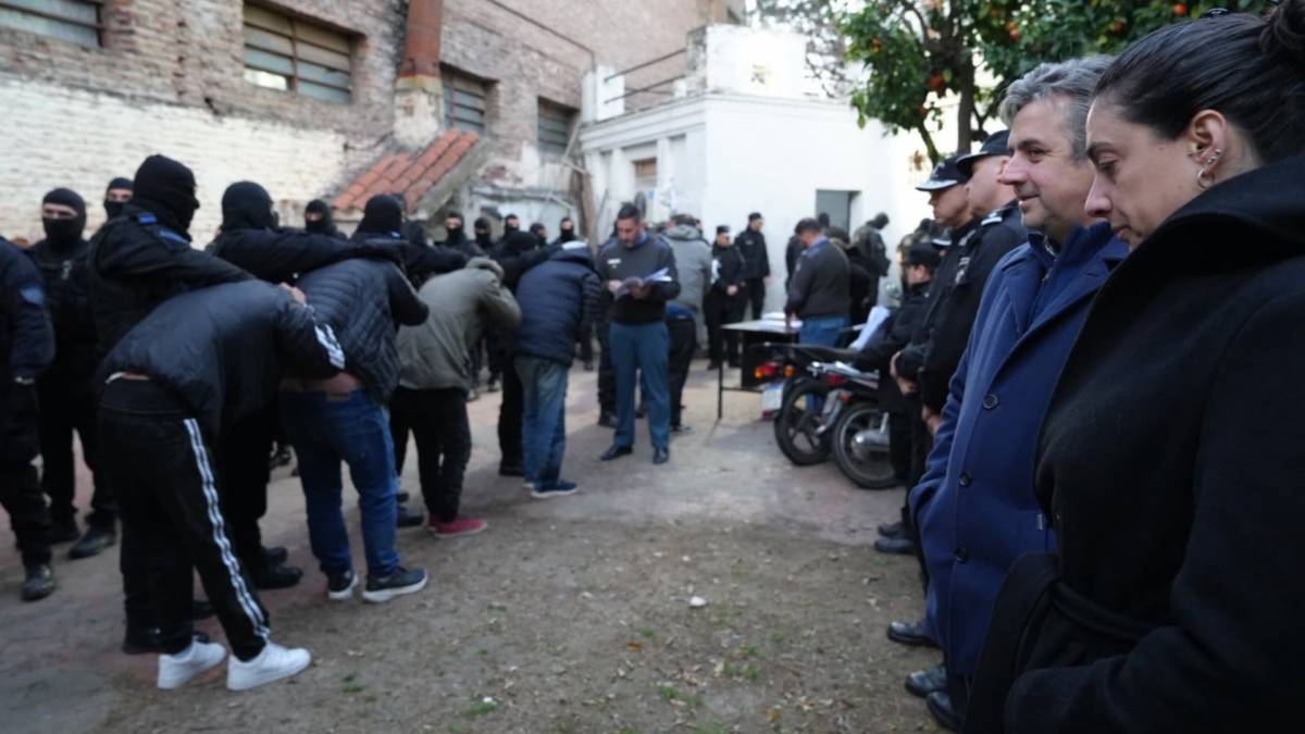 Trasladan cientos de detenidos de comisarías a unidades penales
