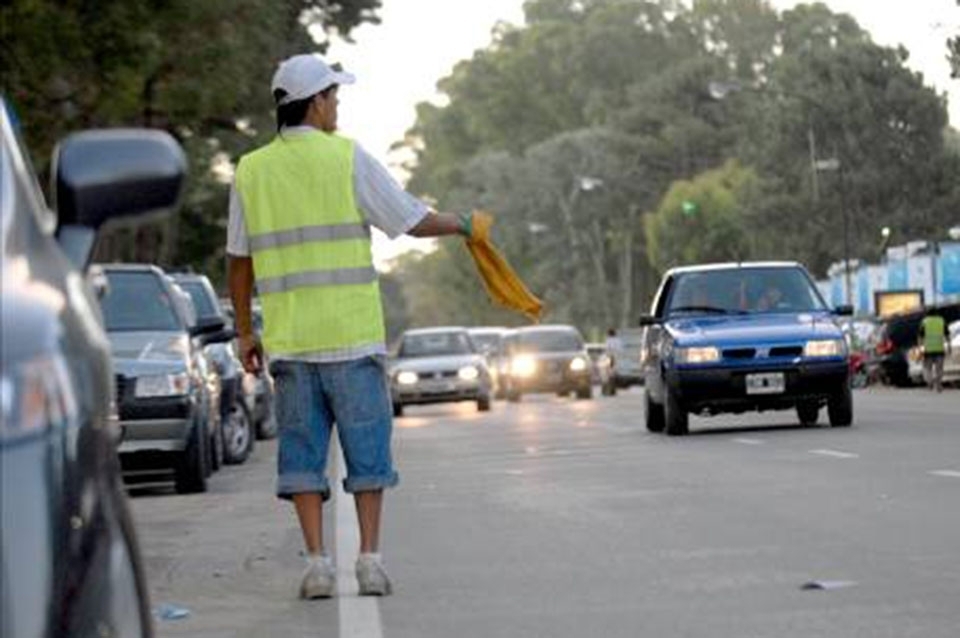 Prohibieron los cuidacoches en toda la provincia de Santa Fe