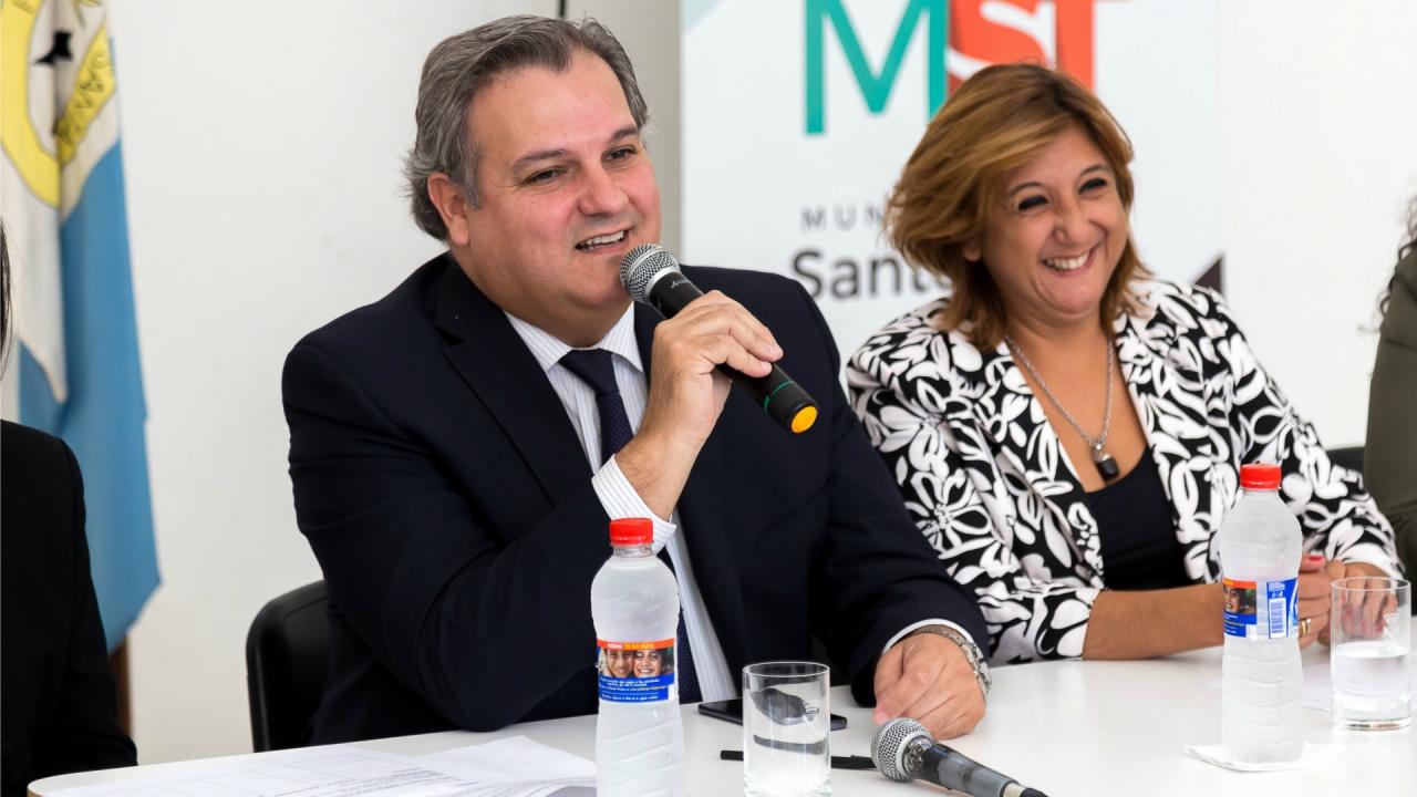 El ministro de Gobierno y la intendenta durante el acto licitatorio.
