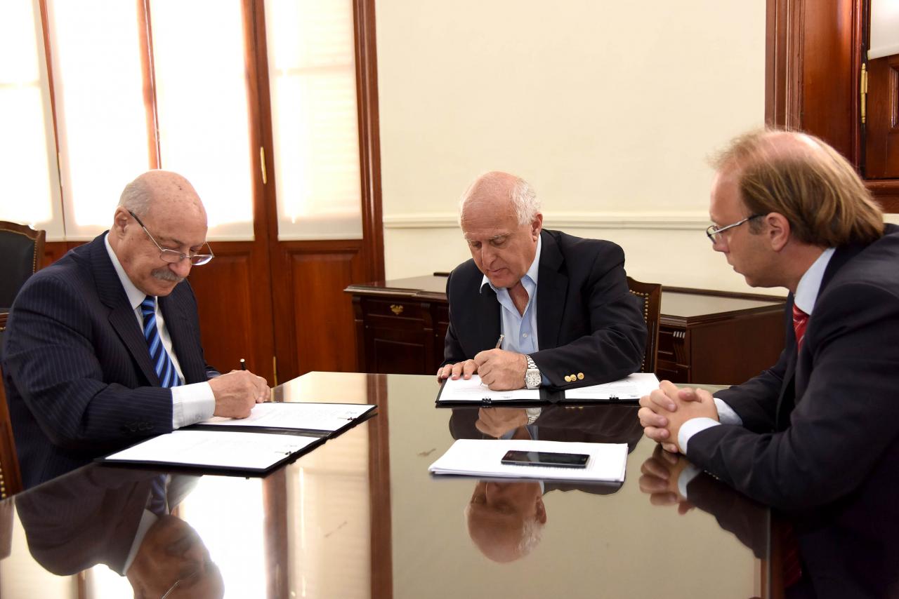 Lifschitz, Ciácera y Saglione durante la firma de los acuerdos.
