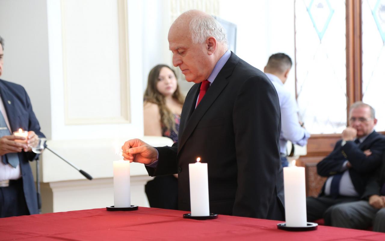 El mandatario encendiendo una de las seis velas que representan cada millón de judíos víctimas del genocidio.