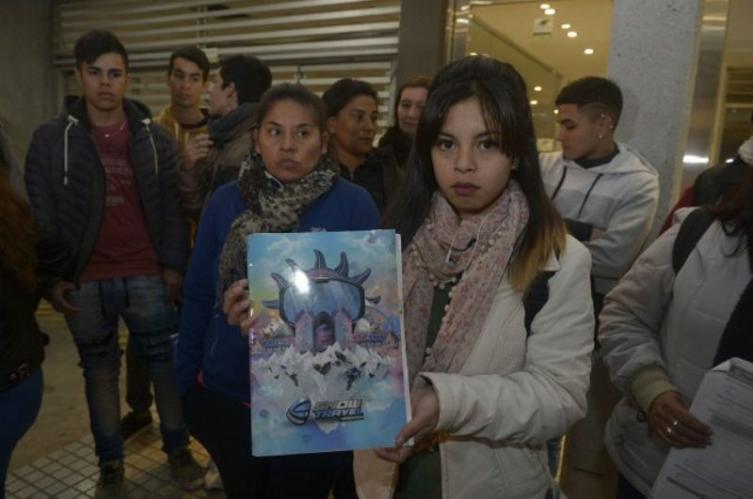 Indignados. Alumnos y padres damnificados protestaron ante la empresa, en Rosario.